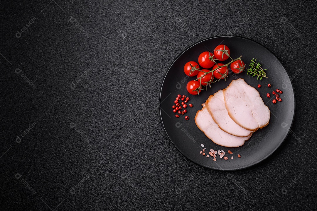 Deliciosa carne de porco ou frango defumada com sal, especiarias e ervas sobre um fundo escuro de concreto