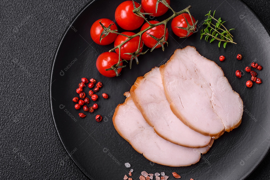 Deliciosa carne de porco ou frango defumada com sal, especiarias e ervas sobre um fundo escuro de concreto