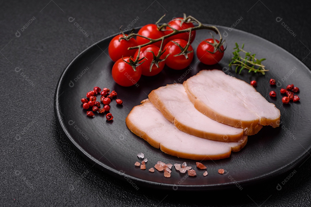 Deliciosa carne de porco ou frango defumada com sal, especiarias e ervas sobre um fundo escuro de concreto