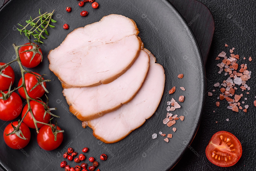 Deliciosa carne de porco ou frango defumada com sal, especiarias e ervas sobre um fundo escuro de concreto