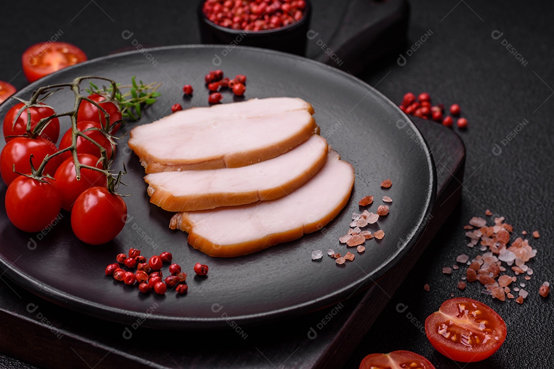 Deliciosa carne de porco ou frango defumada com sal, especiarias e ervas sobre um fundo escuro de concreto