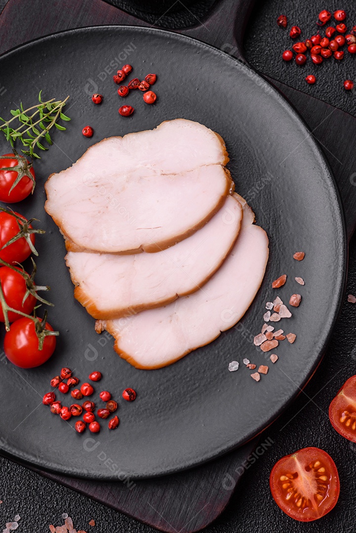 Deliciosa carne de porco ou frango defumada com sal, especiarias e ervas sobre um fundo escuro de concreto