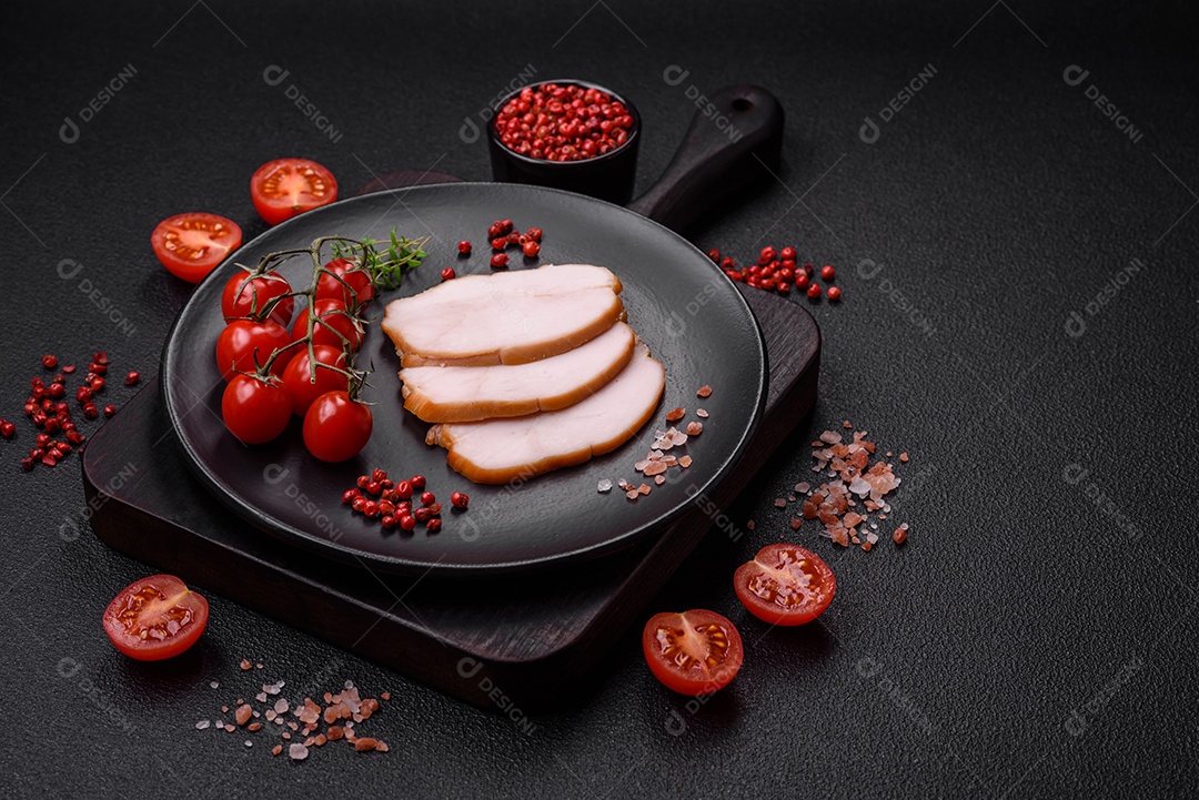 Deliciosa carne de porco ou frango defumada com sal, especiarias e ervas sobre um fundo escuro de concreto