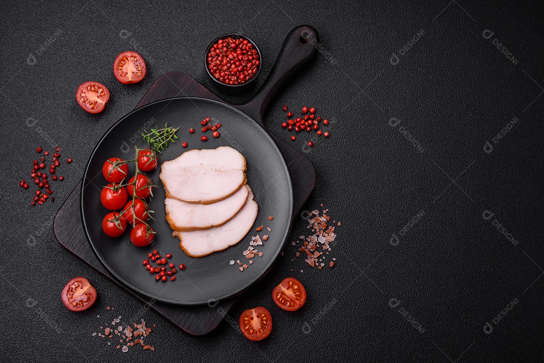 Deliciosa carne de porco ou frango defumada com sal, especiarias e ervas sobre um fundo escuro de concreto