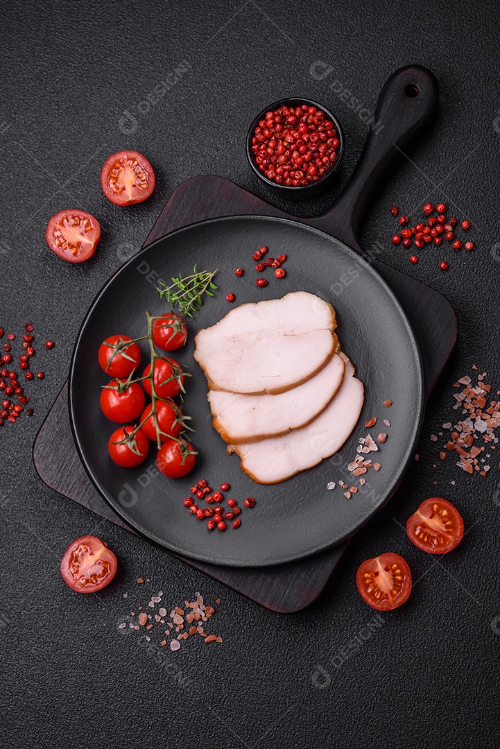 Deliciosa carne de porco ou frango defumada com sal, especiarias e ervas sobre um fundo escuro de concreto