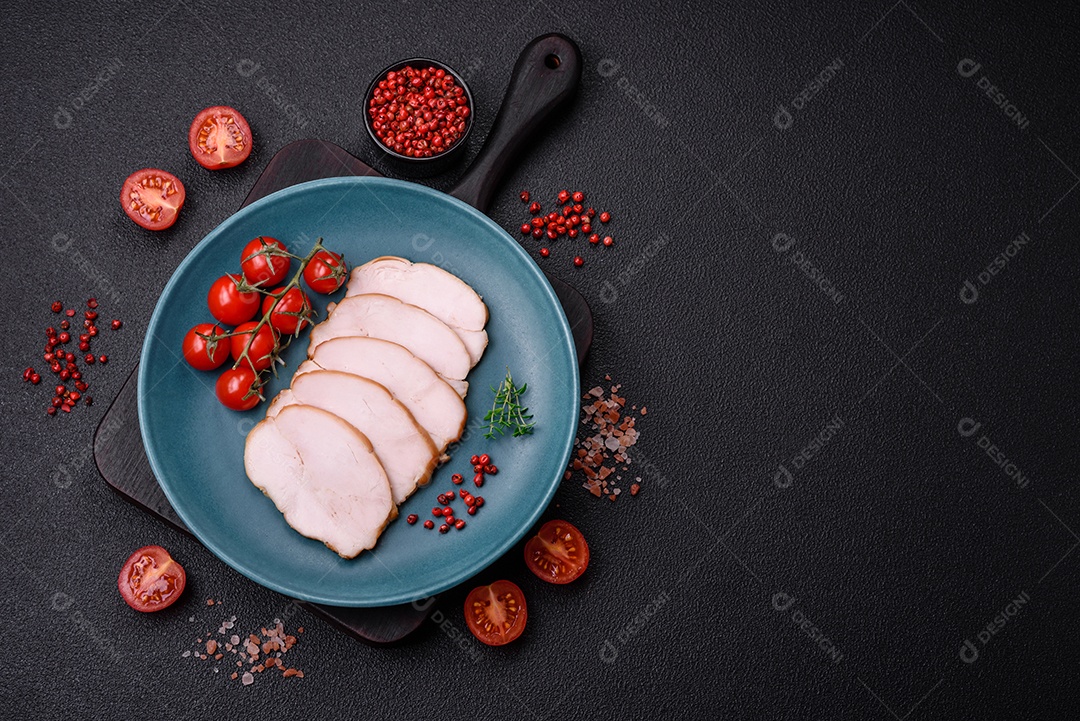 Deliciosa carne de porco ou frango defumada com sal, especiarias e ervas sobre um fundo escuro de concreto