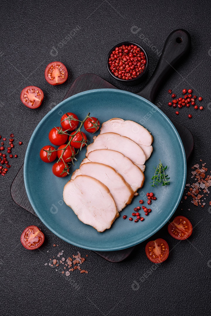 Deliciosa carne de porco ou frango defumada com sal, especiarias e ervas sobre um fundo escuro de concreto