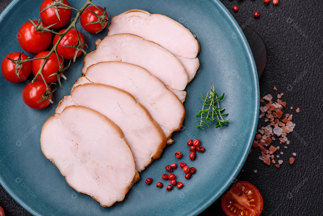 Deliciosa carne de porco ou frango defumada com sal, especiarias e ervas sobre um fundo escuro de concreto