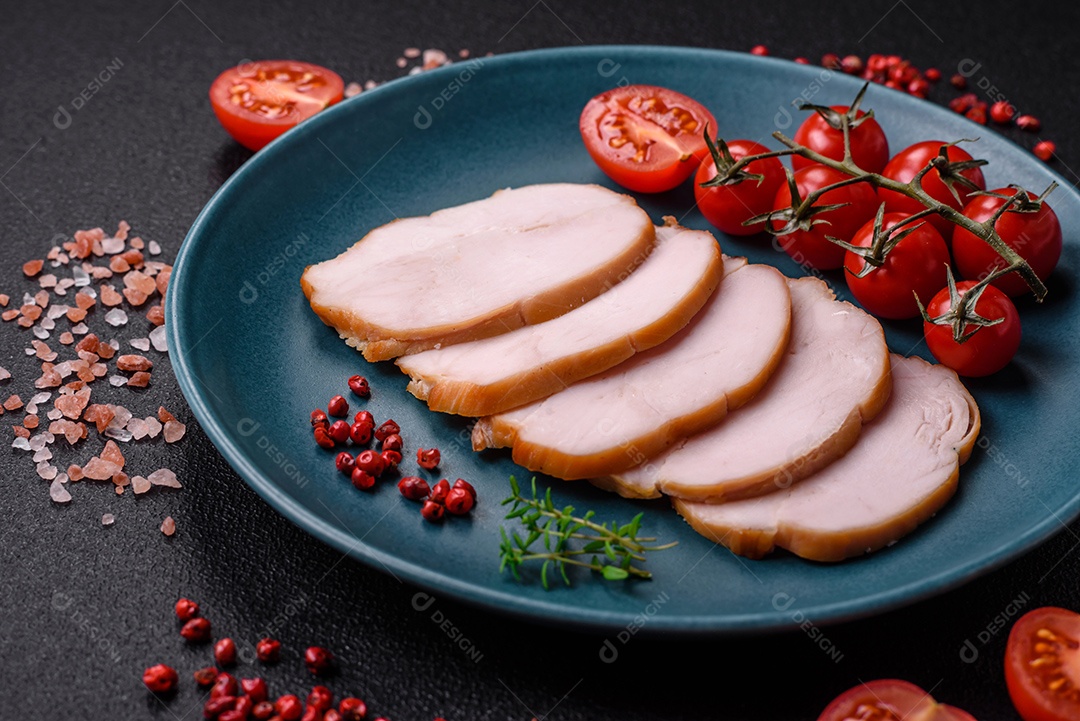 Deliciosa carne de porco ou frango defumada com sal, especiarias e ervas sobre um fundo escuro de concreto
