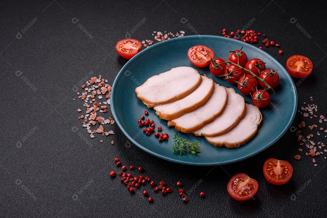 Deliciosa carne de porco ou frango defumada com sal, especiarias e ervas sobre um fundo escuro de concreto