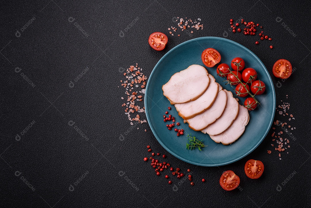 Deliciosa carne de porco ou frango defumada com sal, especiarias e ervas sobre um fundo escuro de concreto