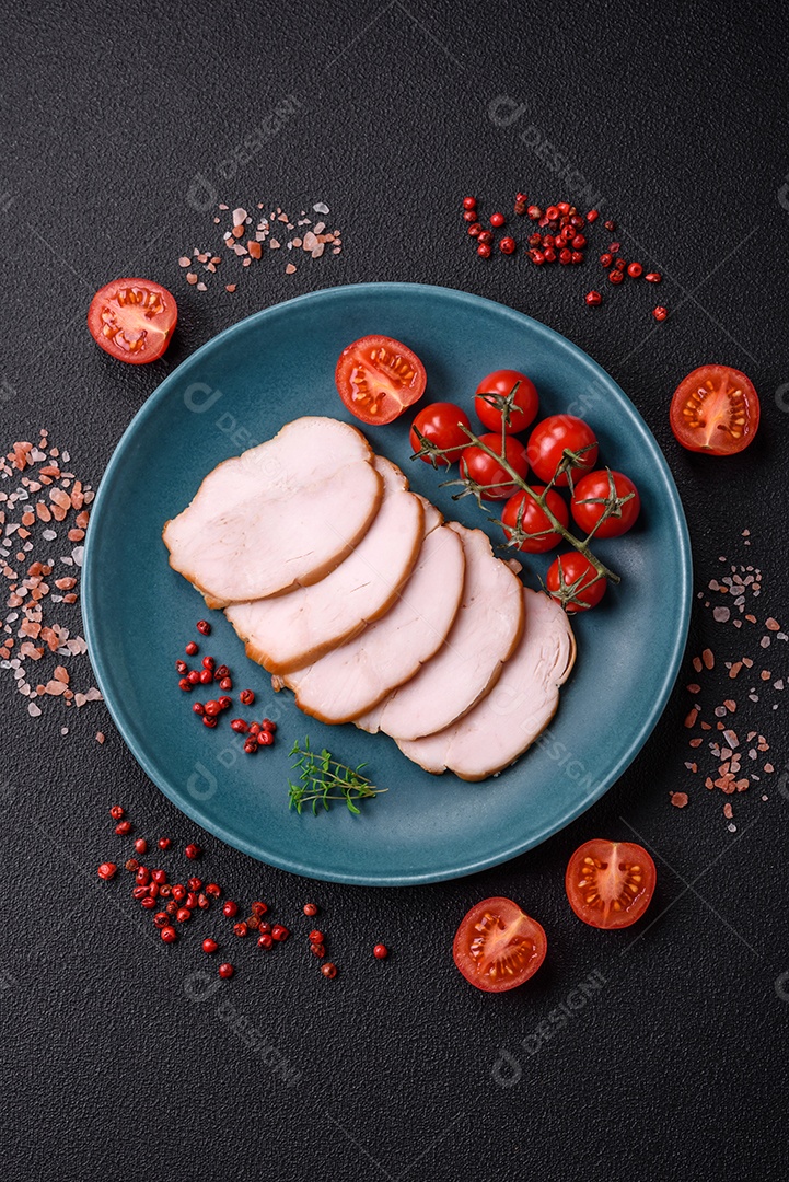 Deliciosa carne de porco ou frango defumada com sal, especiarias e ervas sobre um fundo escuro de concreto