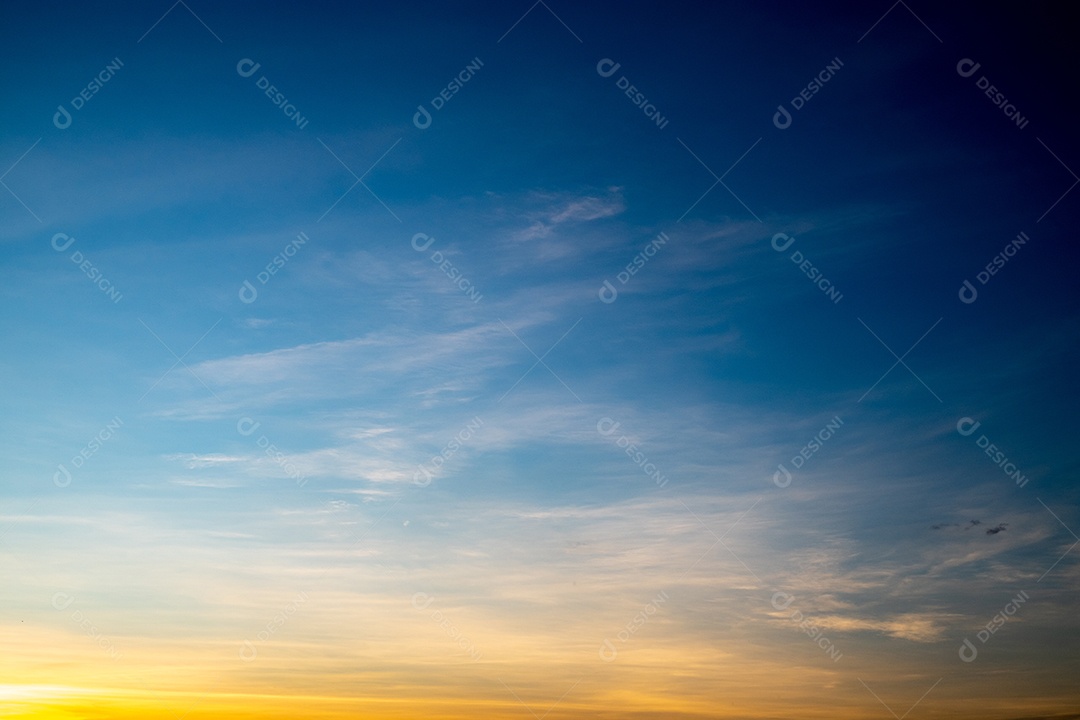 Nuvens douradas laranja e luz solar no céu azul perfeito