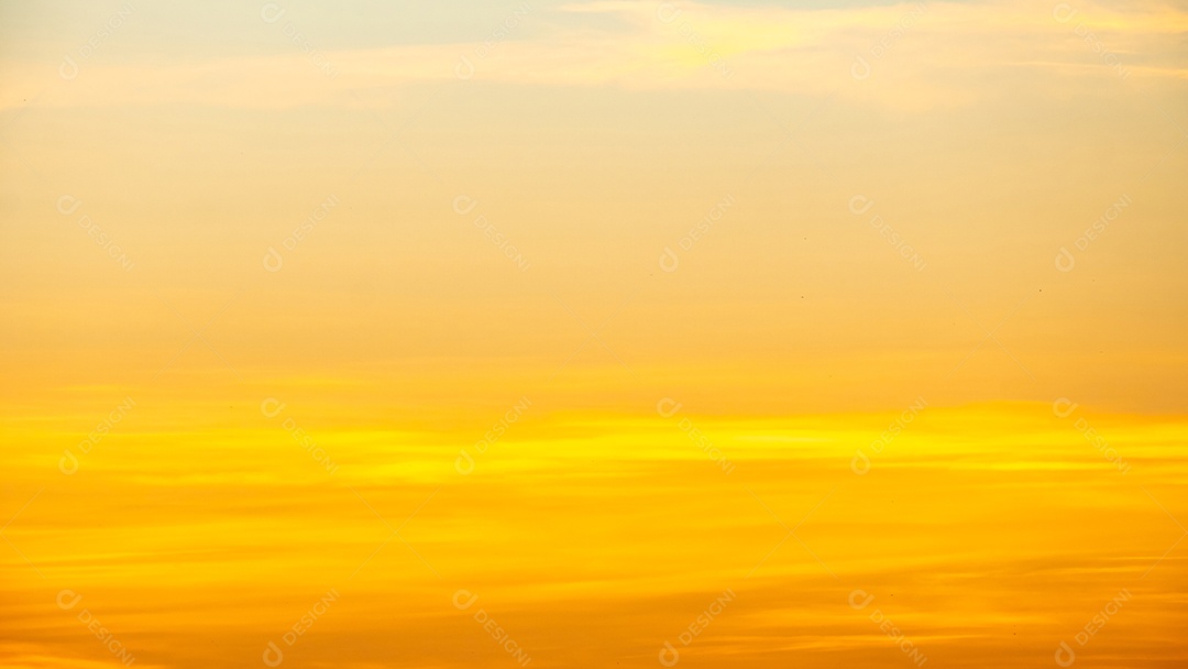 Nuvens douradas laranja e luz solar no céu