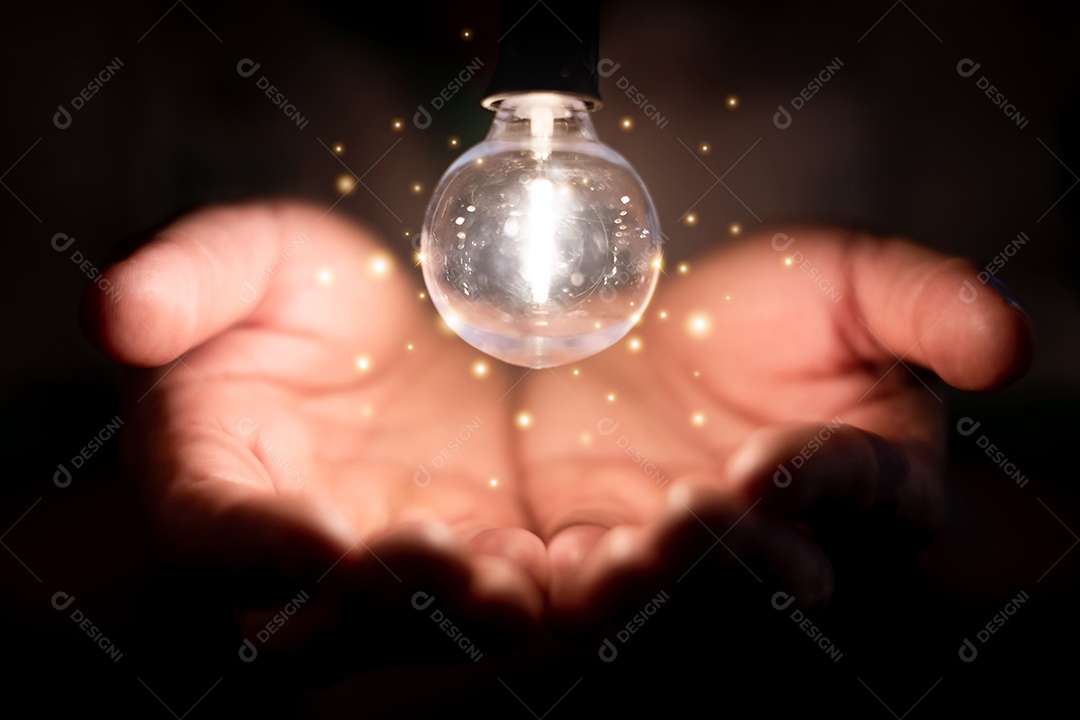 Mão Humana que espalha a luz da lâmpada