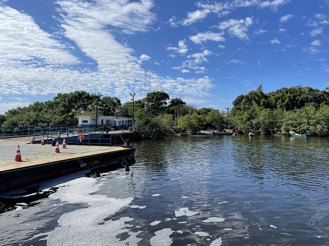 Balsa na cidade de Cananeia no Vale do Ribeira em São Paulo