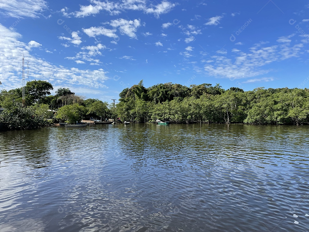 Balsa na cidade de Cananeia no Vale do Ribeira em São Paulo