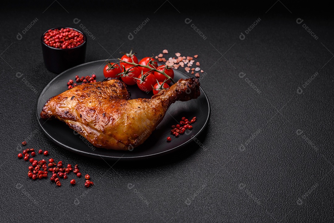 Deliciosa coxa ou quarto de frango grelhado com sal e especiarias em fundo escuro de concreto