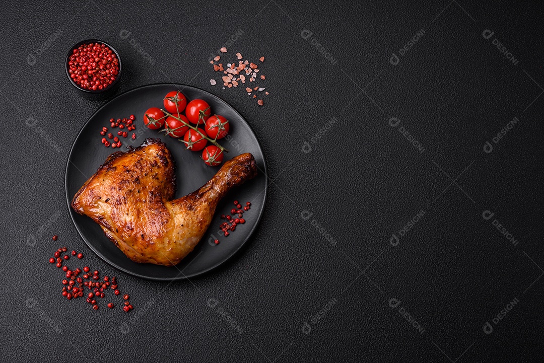 Deliciosa coxa ou quarto de frango grelhado com sal e especiarias em fundo escuro de concreto