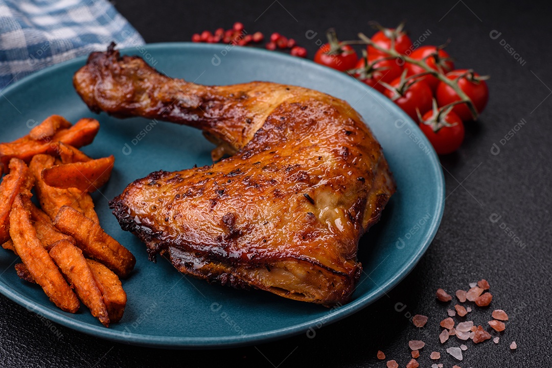 Deliciosa coxa ou quarto de frango grelhado com sal e especiarias em fundo escuro de concreto