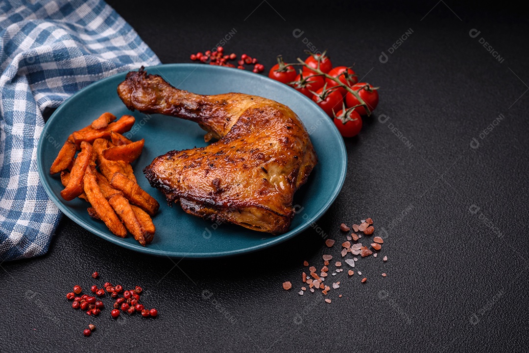 Deliciosa coxa ou quarto de frango grelhado com sal e especiarias em fundo escuro de concreto