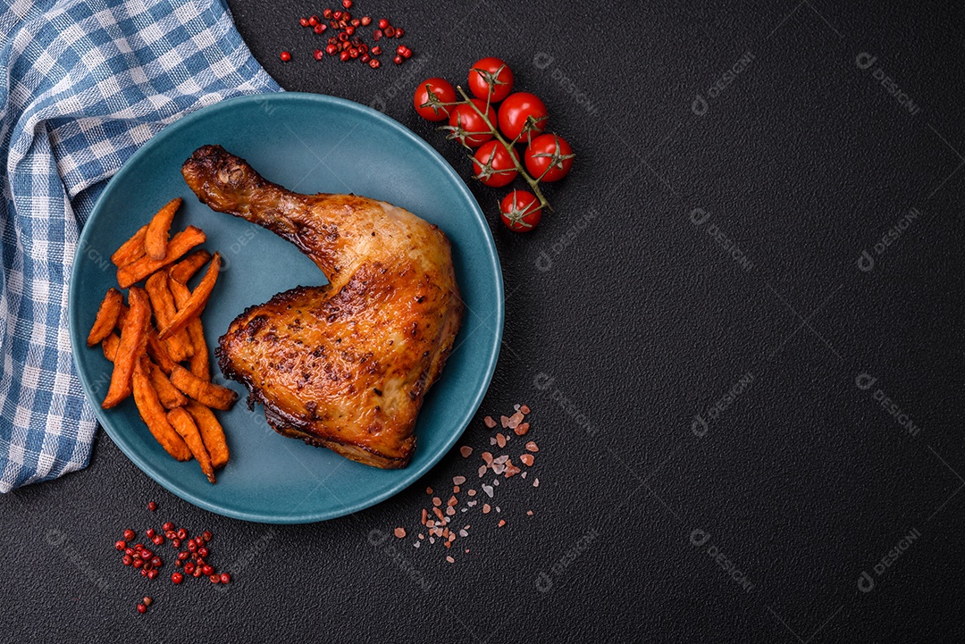 Deliciosa coxa ou quarto de frango grelhado com sal e especiarias em fundo escuro de concreto
