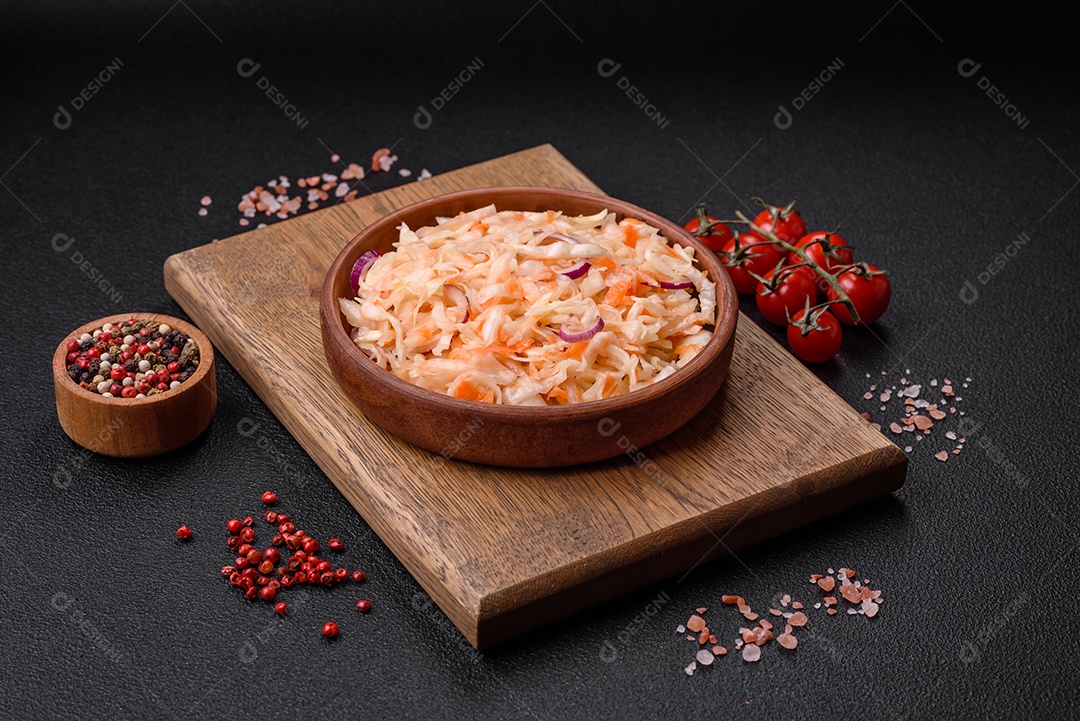 Delicioso repolho salgado em conserva com cenoura, sal e especiarias num prato de cerâmica