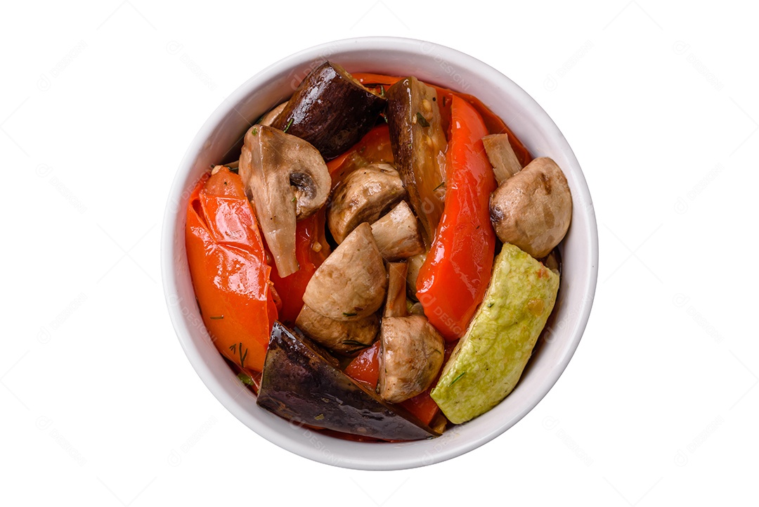 Prato de comida sobre fundo isolado branco