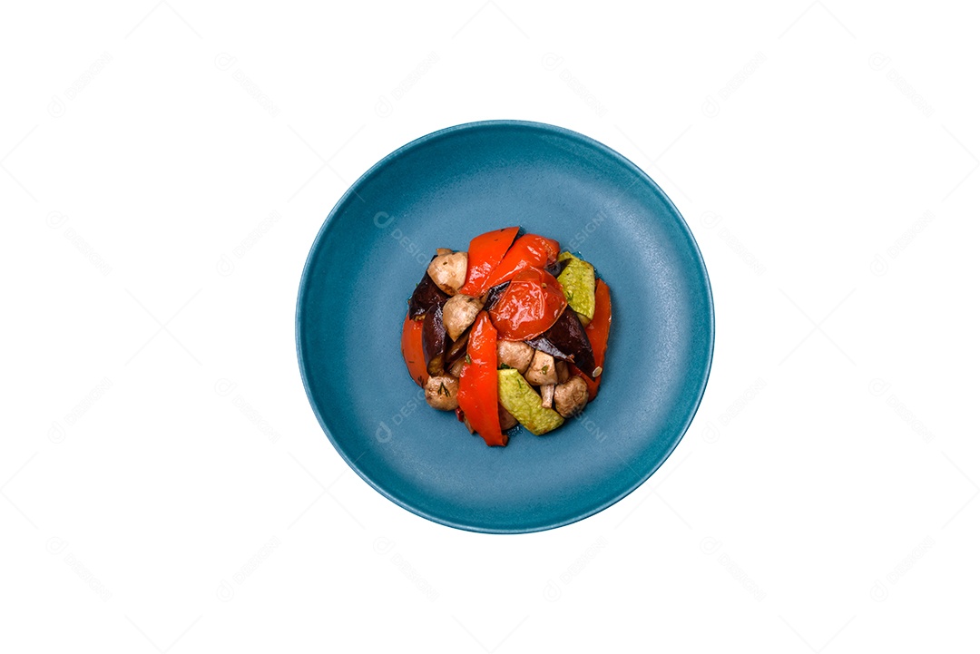 Prato de comida sobre fundo isolado branco