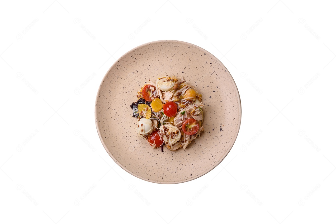 Prato de comida sobre fundo isolado branco