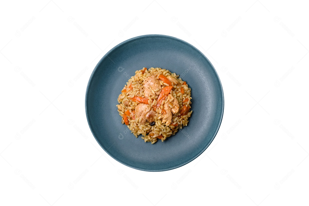 Prato de comida sobre fundo isolado branco