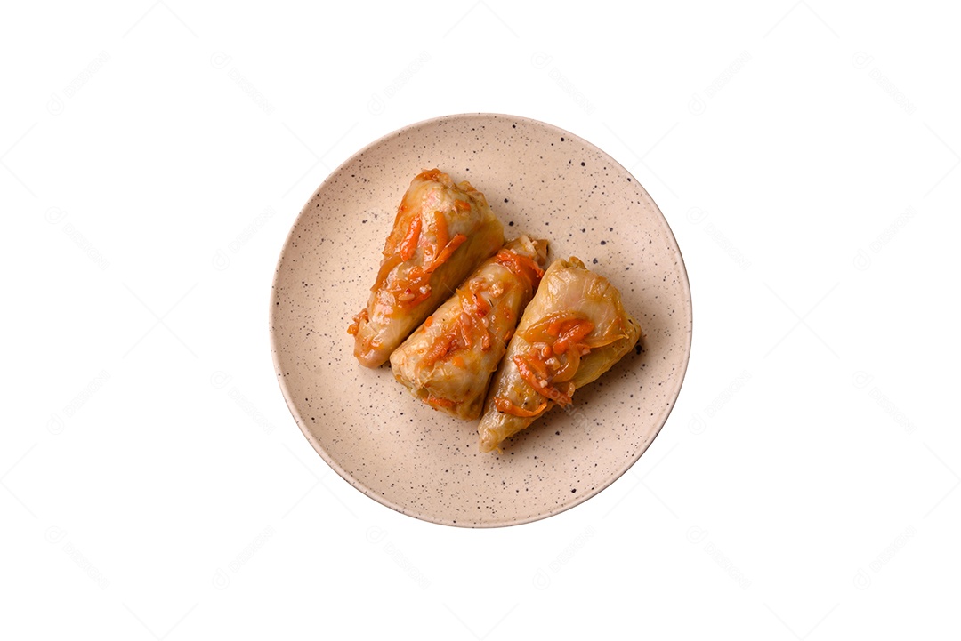 Prato de comida sobre fundo isolado branco