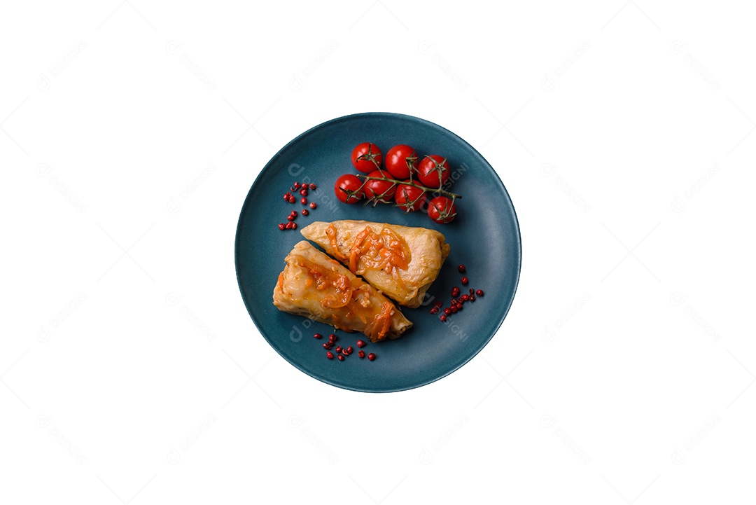 Prato de comida sobre fundo isolado branco