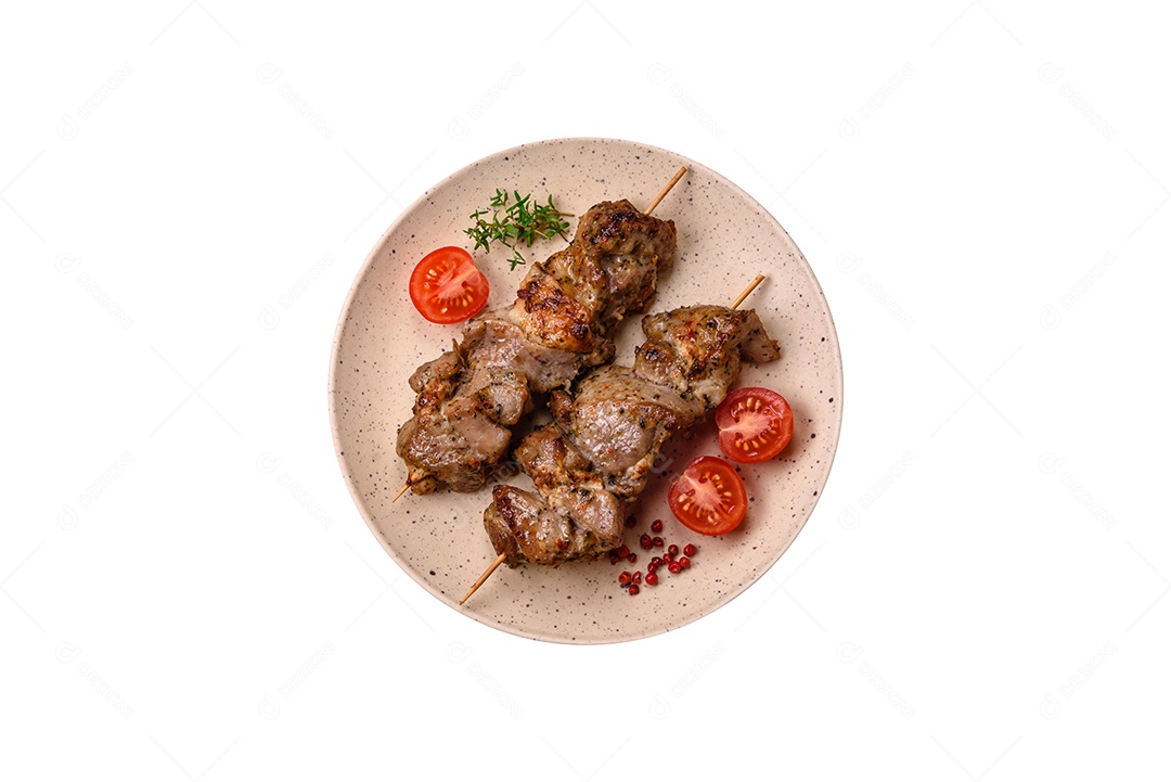 Prato de comida sobre fundo isolado branco