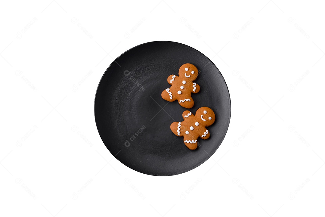 Prato de biscoitos sobre fundo isolado branco