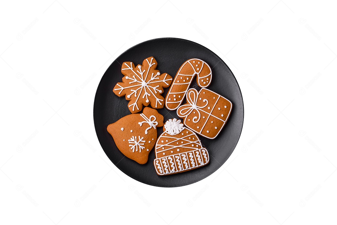 Prato de biscoitos sobre fundo isolado branco