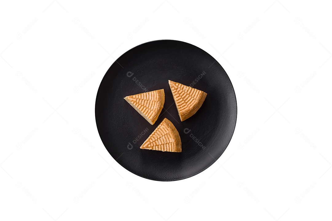 Prato de comida sobre fundo isolado branco