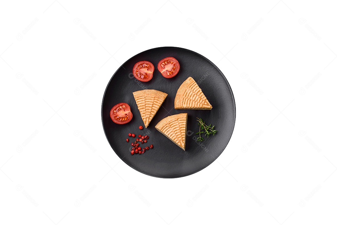 Delicioso queijo artesanal feito de leite de vaca ou cabra sobre um fundo escuro de concreto