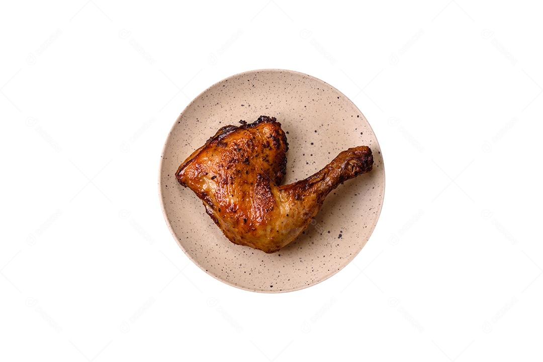 Deliciosa coxa ou quarto de frango grelhado com sal e especiarias