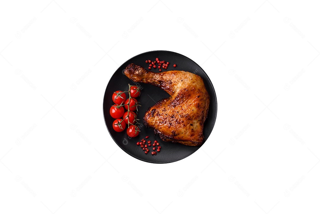 Deliciosa coxa ou quarto de frango grelhado com sal e especiarias