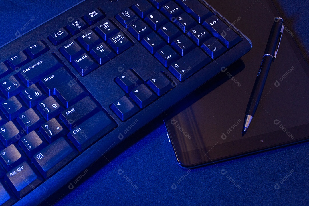 Teclado perto do tablet e da caneta