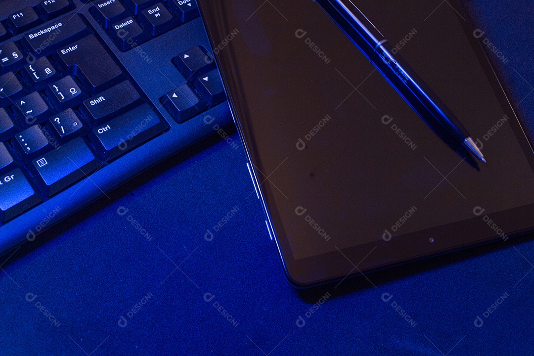 Teclado perto do tablet e da caneta