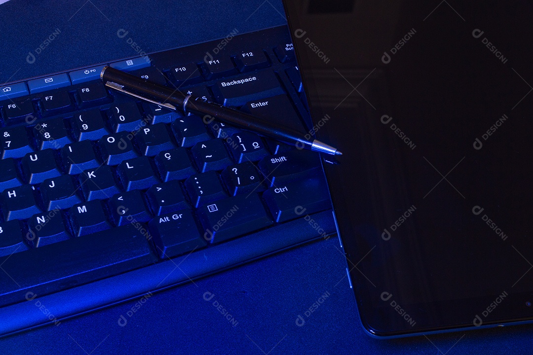 Teclado perto do tablet e da caneta