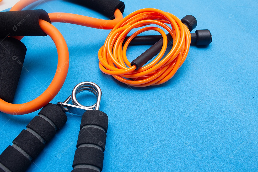 Vários equipamentos de ginástica e pilates sobre o fundo azul