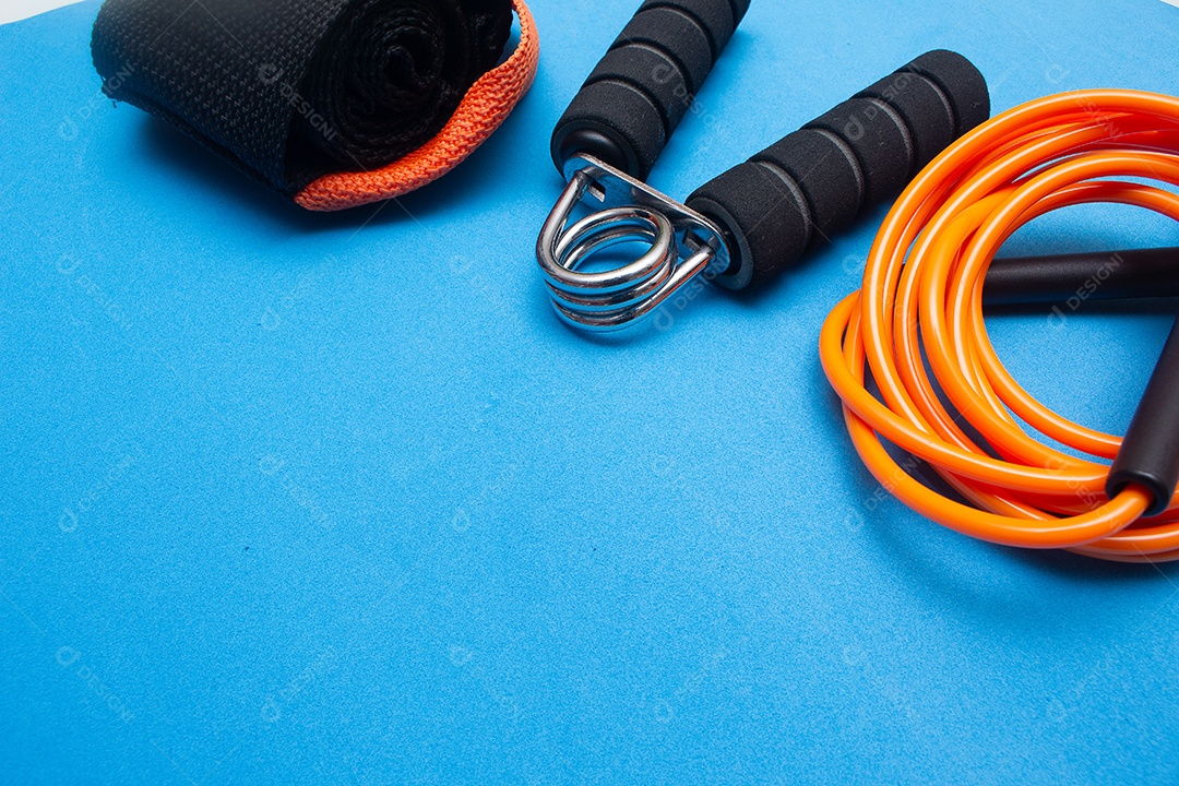 Vários equipamentos de ginástica e pilates sobre o fundo azul