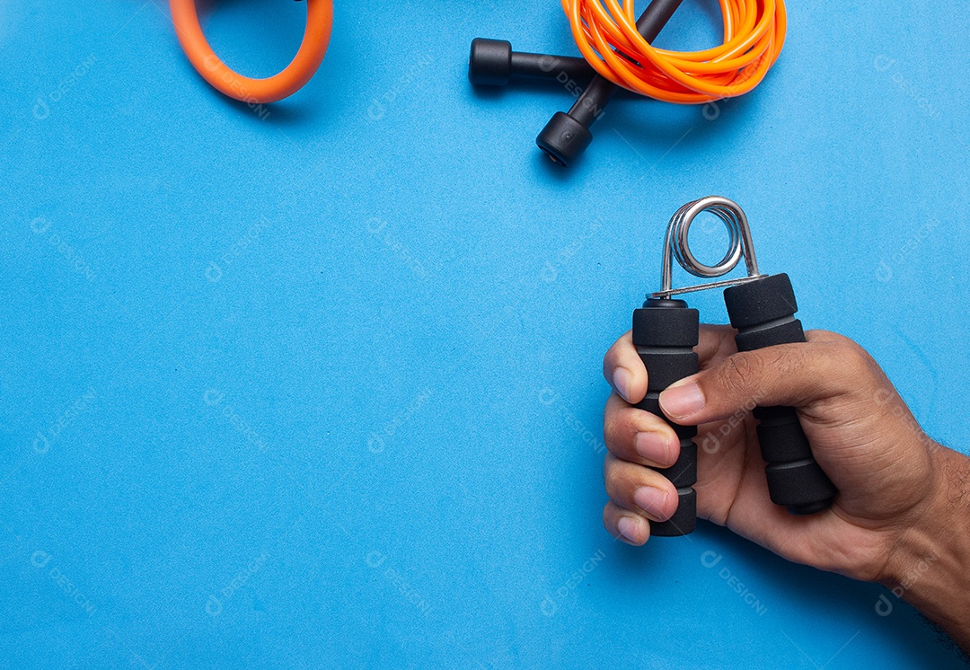 Homem segurando equipamento de exercício de pulso com equipamento de ginástica