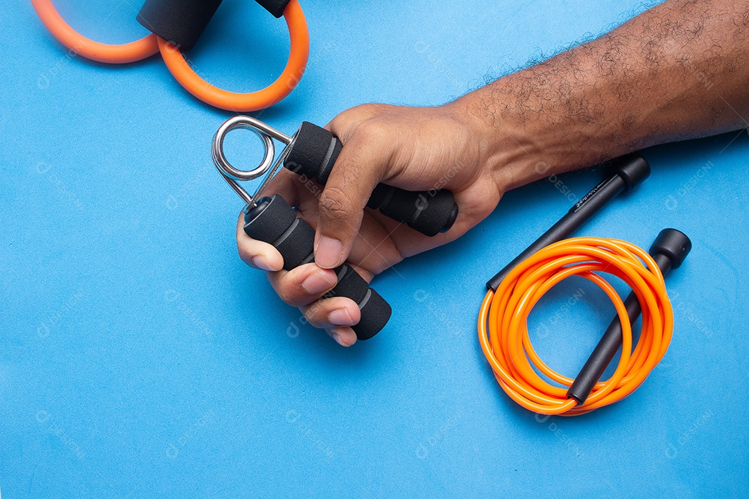 Homem segurando equipamento de exercício de pulso com equipamento de ginástica