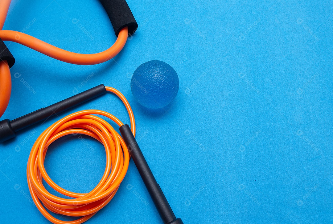 Vários equipamentos de ginástica e pilates sobre o fundo azul