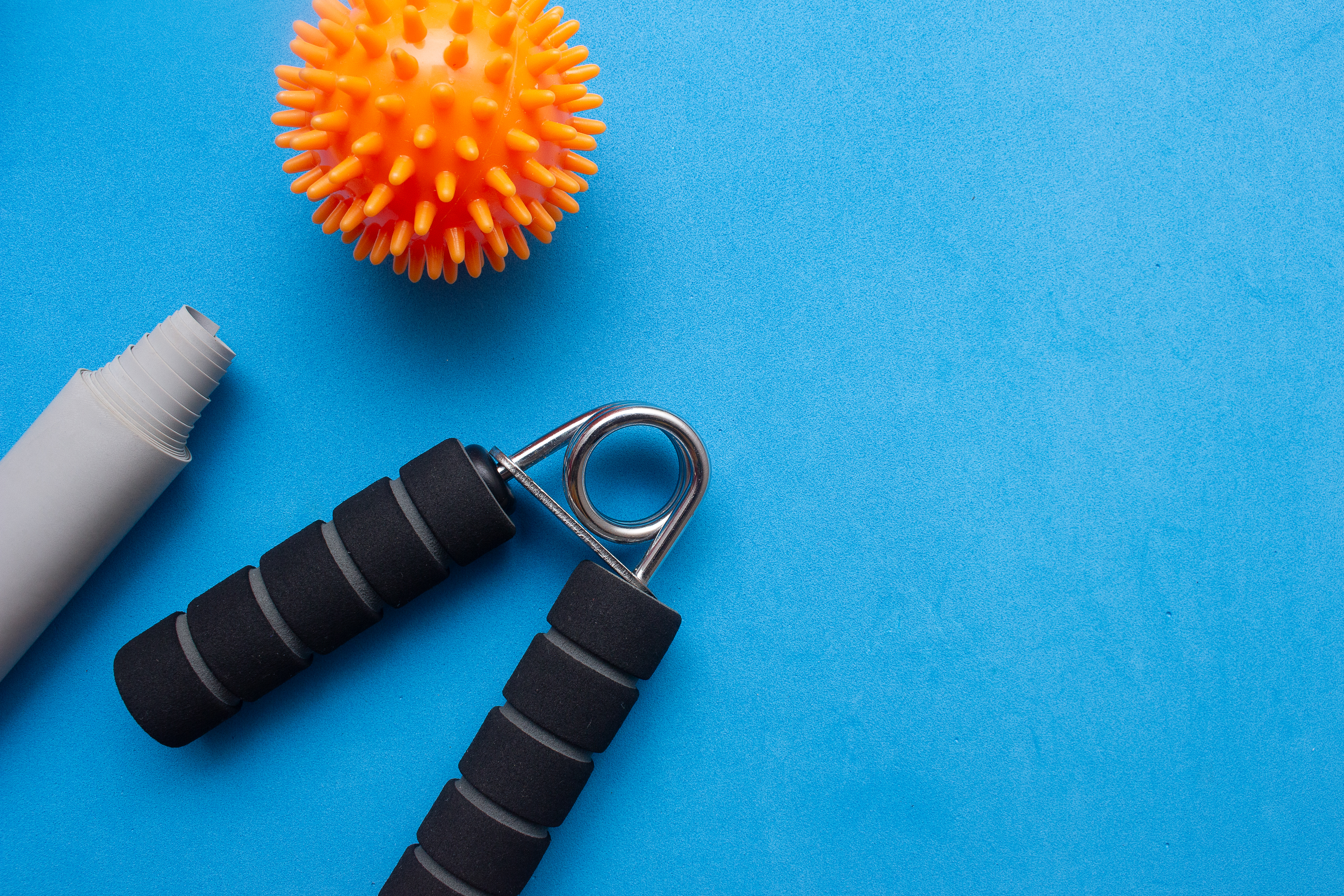 Vários equipamentos de ginástica e pilates sobre o fundo azul