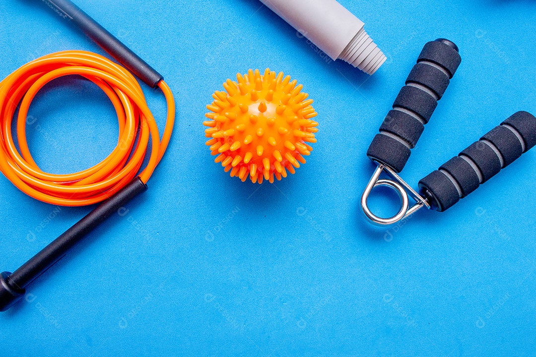 Vários equipamentos de ginástica e pilates sobre o fundo azul